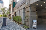 外壁のグリーンフラッグが目印
入口に立て看板がございます