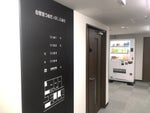 お部屋の入口には案内板と自動販売機を設置しています。