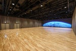 1階ポートホール
522㎡448名収容可能なイベントホール
壁一面のスクリーンで大迫力の映像演出が可能です