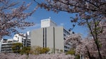 大阪科学技術センタービル屋上塔屋の西側壁面に“大阪科学技術館”と館のキャラクター“テクノくん”の看板が目印。ビル西側に隣接する靭公園（うつぼこうえん）では桜の花が満開。【2022年4月5日撮影】）。
※シンボル的な屋上塔屋の鉄塔(赤色)は2019年5月に撤去。平成から令和へと更に安全安心なビルの維持を目指す。